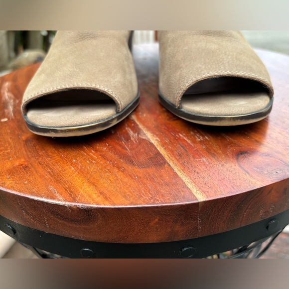 Lucky Brand size 8.5 Tan Suede Mules with Open-Toe Design - Picture 11 of 13